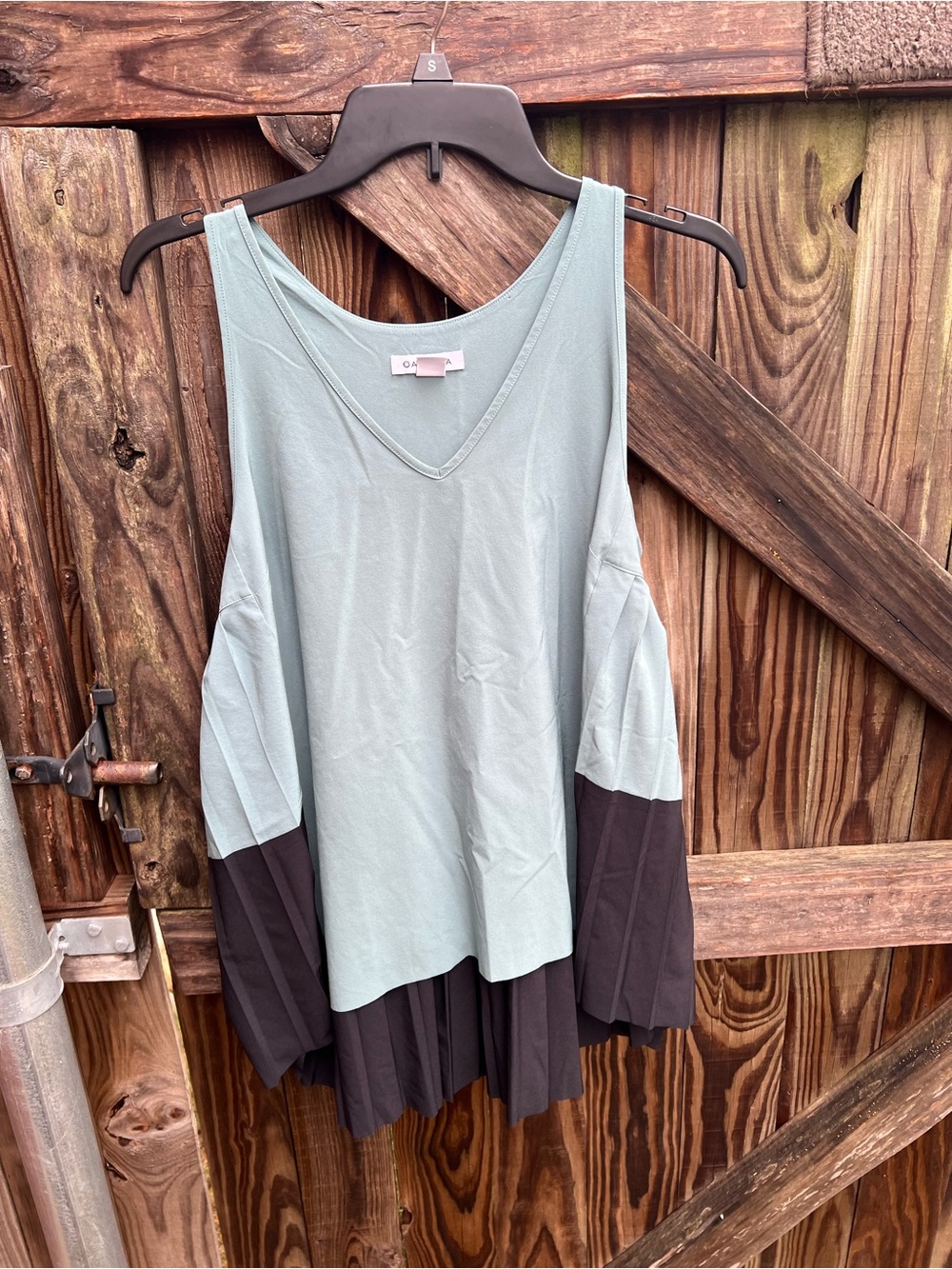 👗Athleta Sky Blue and Black V-Neck pleated tank Top